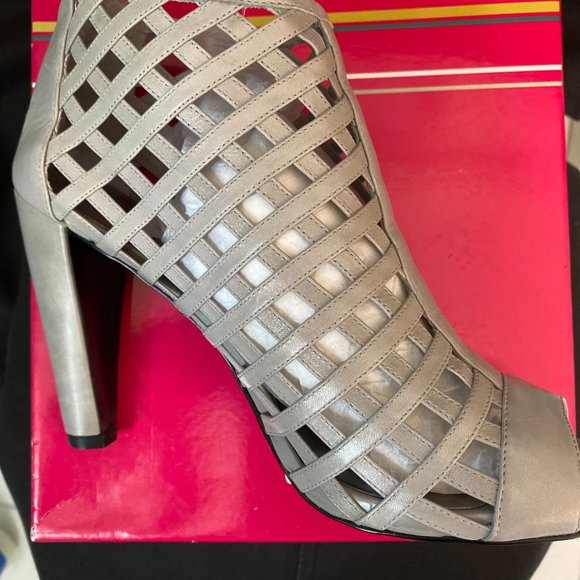 BCBGirls "HOSTY" Grey 8.5 M Leather Open Toe Strappy Booty Reg. $118 - Picture 7 of 7